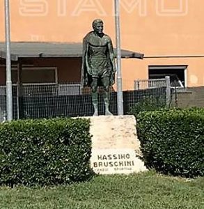 Statua a Massimo Bruschini eretta ad Anzio